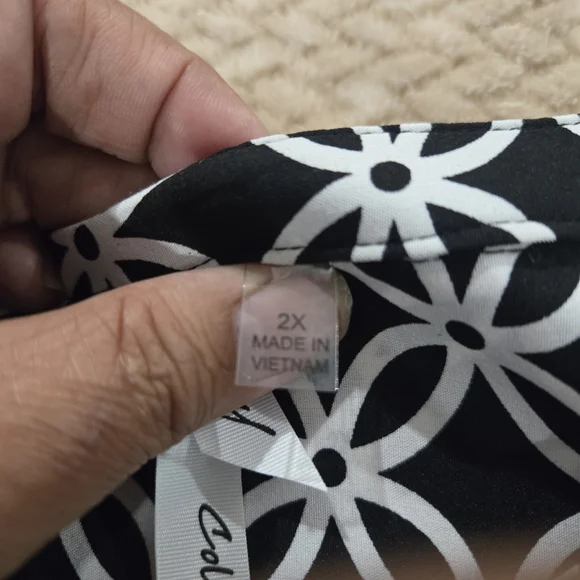 Women’s 2X Black White Geometric Blouse Button Front Lightweight Roll Tab Sleeve - Picture 8 of 13